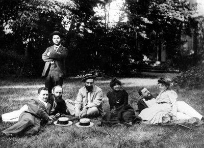 Mitglieder der Nabis-Gruppe im Garten des Relais, dem Haus der Natansons in Villeneuve sur Yonne von French Photographer